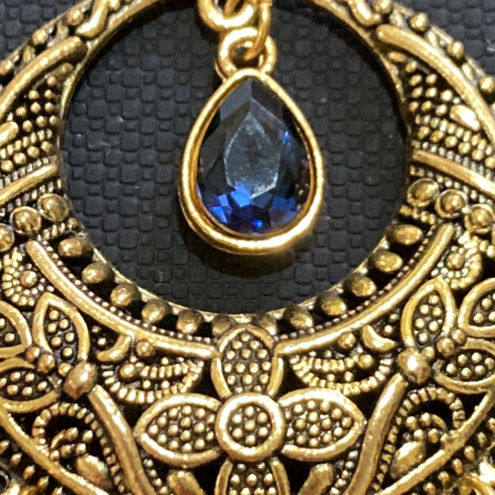 Heavy gold elephant pendant with blue dangling hearts - Picture 3 of 5